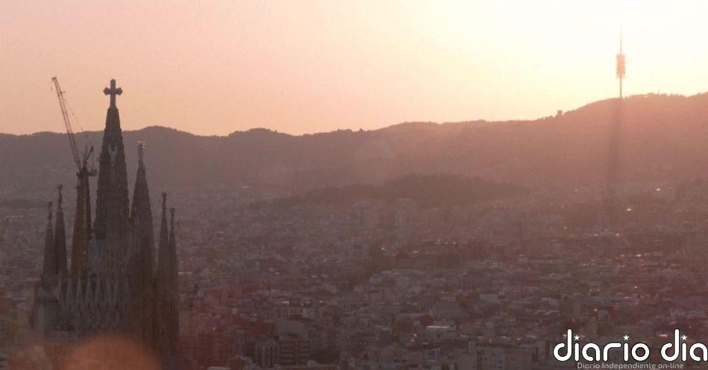 Decenas de personas contemplan el eclipse desde el mirador de la Torre Glòries de Barcelona