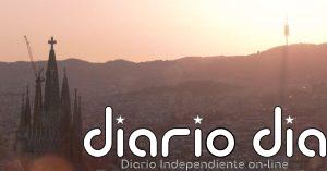 Decenas de personas contemplan el eclipse desde el mirador de la Torre Glòries de Barcelona