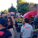 Desalojan la primera línea de viviendas en Torre Baró (Barcelona) por el incendio en Collserola