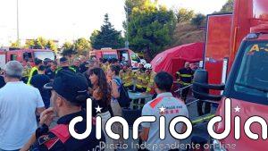 Desalojan la primera línea de viviendas en Torre Baró (Barcelona) por el incendio en Collserola