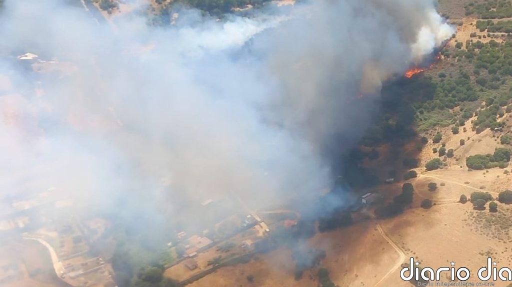 Desalojo preventivo de varias viviendas próximas al incendio forestal de San Roque (Cádiz)