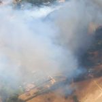 Desalojo preventivo de varias viviendas próximas al incendio forestal de San Roque (Cádiz)