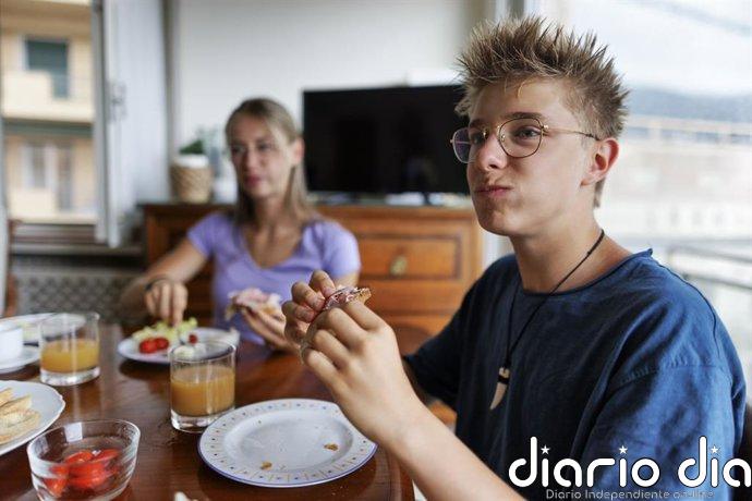 Desayunar no aumenta las calorías diarias y mejora la calidad de la alimentación de los adolescentes