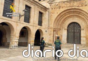 Detenidos dos jóvenes de Guriezo y Camargo por realizar grabados en la Colegiata de Santillana