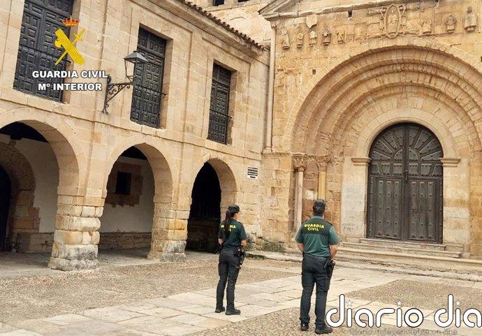 Detenidos dos jóvenes de Guriezo y Camargo por realizar grabados en la Colegiata de Santillana