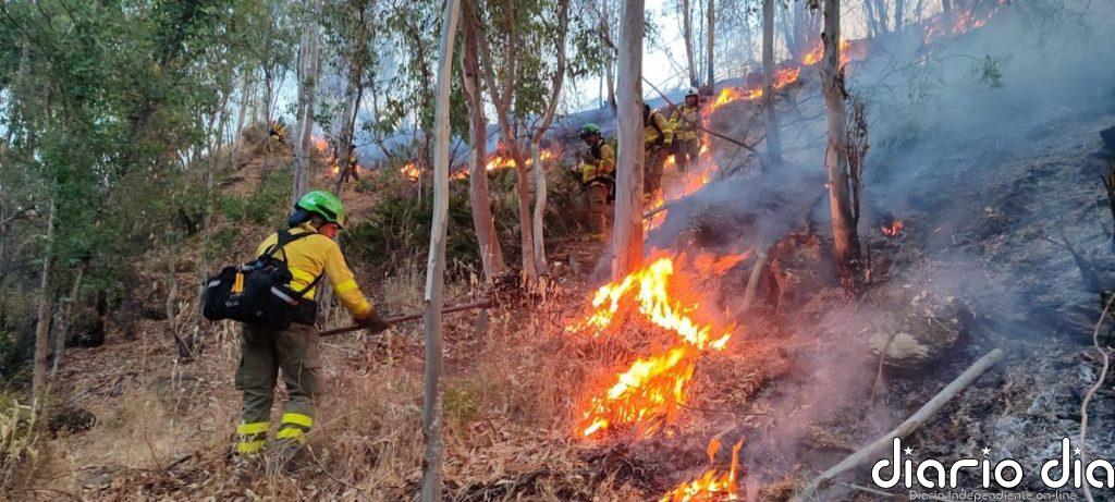 Dieciocho medios aéreos y 150 efectivos por tierra trabajan en el incendio de Niebla (Huelva) con 23 desalojados