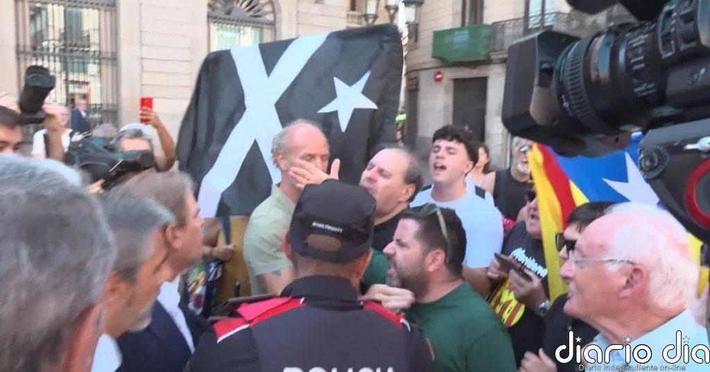 Dirigentes de Vox y manifestantes independentistas empañan el acto en recuerdo a las víctimas de los atentados de las Ramblas