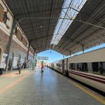 Dos agentes heridos al rescatar a un hombre que quedó atrapado bajo un tren en la estación de Jerez (Cádiz)