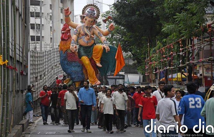 Dos muertos y cinco heridos después de que una estatua de casi siete metros cayera sobre ellos en Bombay (India)