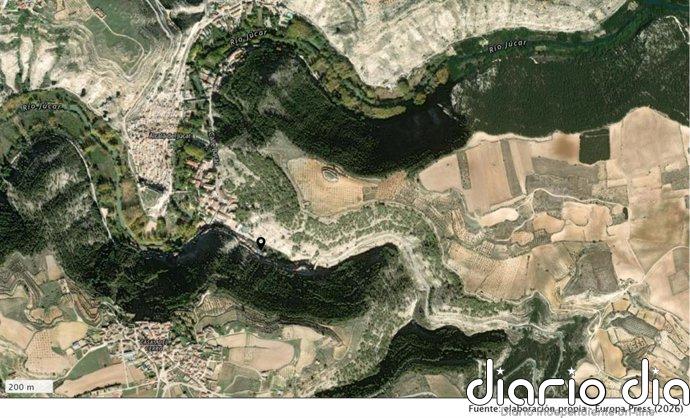 Dos rescatados y hospitalizados tras caer su coche por un barranco de 35 metros de altura en Alcalá del Júcar