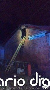 Dos vehículos calcinados y la cubierta de un inmueble dañada en un incendio nocturno en Siero