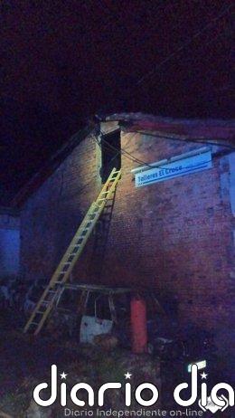 Dos vehículos calcinados y la cubierta de un inmueble dañada en un incendio nocturno en Siero
