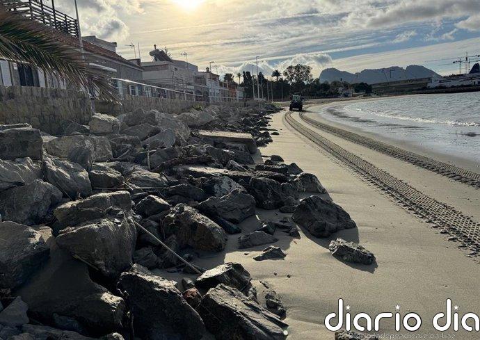 Ecologistas advierten de restos de un "vertido de hidrocarburos" en la playa de Puente Mayorga en San Roque (Cádiz)