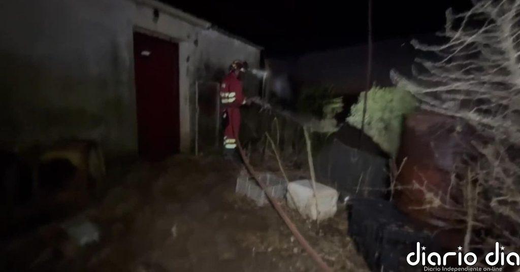 Efectivos de la UME trabajan día y noche en el incendio en la zona de la Niebla (Huelva)