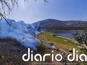 Efectivos del Sepei de la Diputación de Cáceres intervienen en el incendio de Casas de Castañar