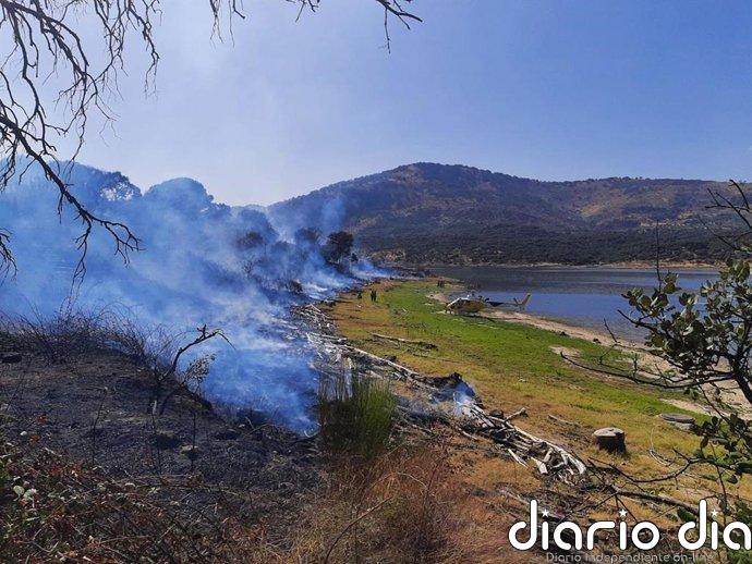 Efectivos del Sepei de la Diputación de Cáceres intervienen en el incendio de Casas de Castañar