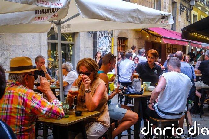 El 25% de los españoles deja siempre propina y un 60% ve inapropiado que el restaurante sugiera la cantidad