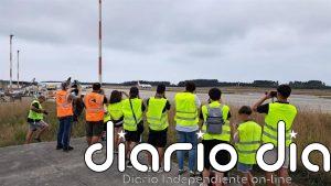 El Aeropuerto de Asturias reúne a una veintena de aficionados a la fotografía aeronáutica en su primer 'Spotter Day'