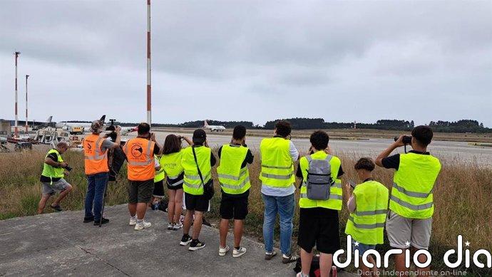 El Aeropuerto de Asturias reúne a una veintena de aficionados a la fotografía aeronáutica en su primer 'Spotter Day'
