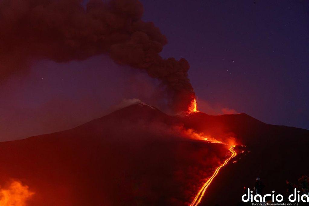 El aeropuerto de Catania en Sicilia permanece cerrado y las erupciones del Etna ya afectan a Malta