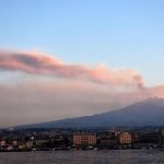 El aeropuerto de Catania en Sicilia suspende su actividad hasta mañana con más de 200 vuelos afectados por el Etna
