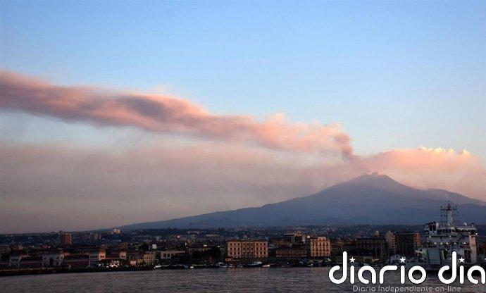 El aeropuerto de Catania en Sicilia suspende su actividad hasta mañana con más de 200 vuelos afectados por el Etna
