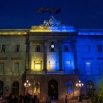 El Ayuntamiento de Barcelona se tiñe de azul y amarillo por el Día de la Independencia de Ucrania