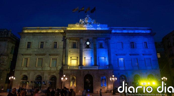 El Ayuntamiento de Barcelona se tiñe de azul y amarillo por el Día de la Independencia de Ucrania