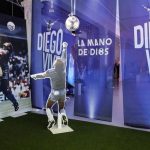 El balón de la 'Mano de Dios' de Maradona se vende por 3,35 millones de dólares en una subasta