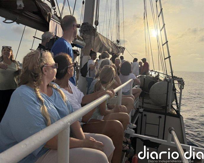 El Buque Escuela Cervantes Saavedra hace del Mediterráneo su aula para ver el eclipse solar desde las Columbretes