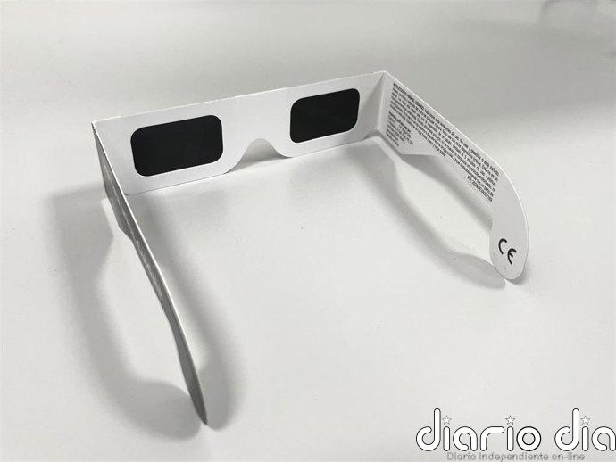 El Colegio de Ópticos de Navarra dice que los filtros de las gafas homologadas para ver el eclipse son "seguros"