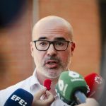 El delegado del Gobierno advierte a Ayuso de que "los áticos" y los "pelotazos" la alejan de los madrileños