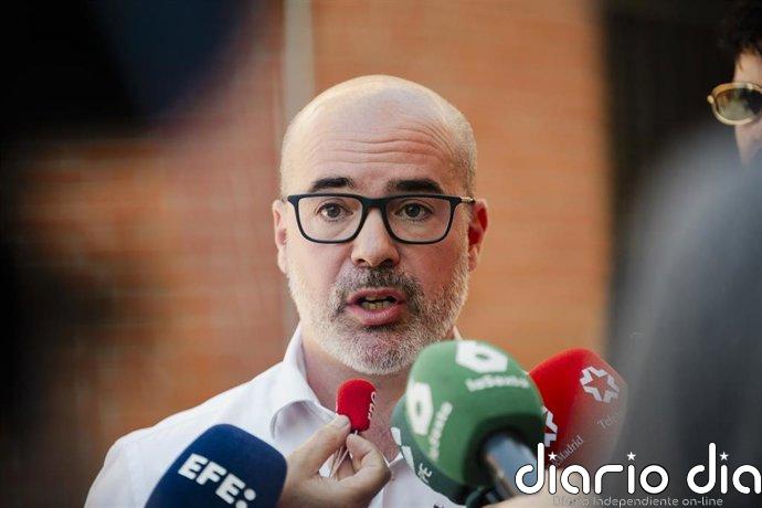 El delegado del Gobierno advierte a Ayuso de que "los áticos" y los "pelotazos" la alejan de los madrileños