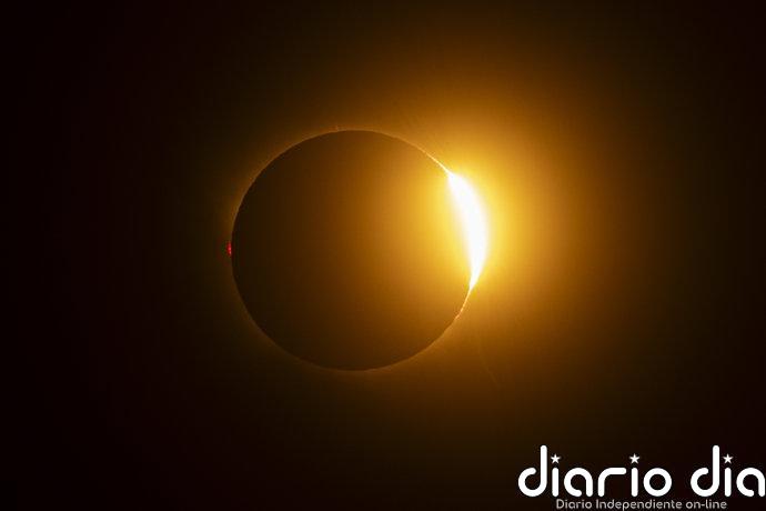 El eclipse total de Sol sume a más de la mitad de España en una profunda e histórica oscuridad