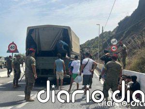 El Ejército transporta a centenares de migrantes desde las barriadas de Ceuta de vuelta a la frontera