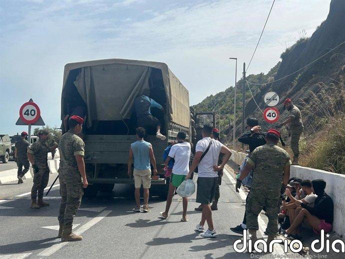 El Ejército transporta a centenares de migrantes desde las barriadas de Ceuta de vuelta a la frontera