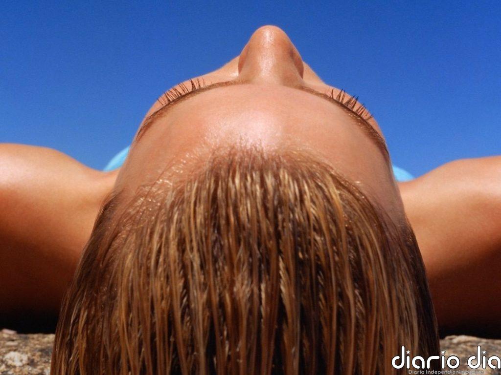 El error que cometemos con el pelo en verano: por qué no es buena idea dejarlo secar al aire