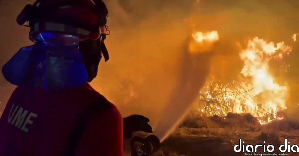 El fuego de Las Peñas de Riglos avanza sin control hacia el Monasterio de San Juan de la Peña (Huesca)
