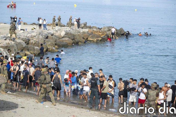 El Gobierno comienza la instalación de una barrera de contención en el espigón de Ceuta de 500 metros en el mar