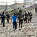 El Gobierno sostiene que la entrada de inmigrantes por Ceuta ya se "ha detenido" y empiezan a colocarse boyas
