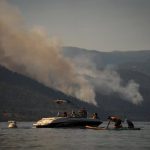 El gran incendio en el oeste de Canadá se sale de control y fuerza la evacuación de más de 20.000 personas