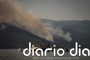 El gran incendio en el oeste de Canadá se sale de control y fuerza la evacuación de más de 20.000 personas