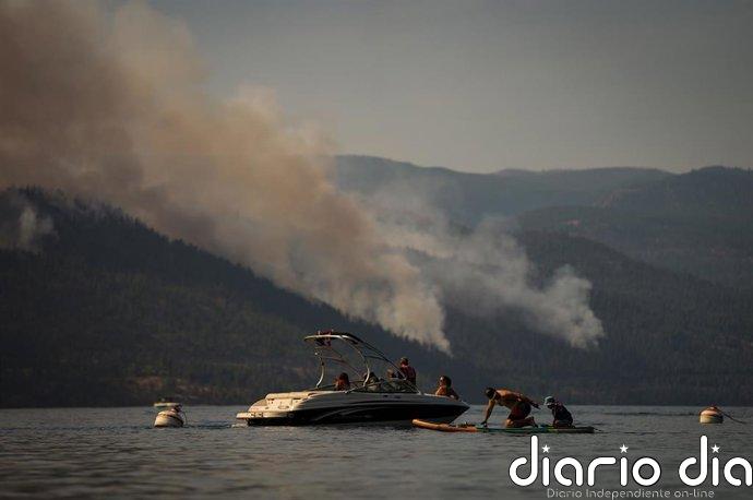 El gran incendio en el oeste de Canadá se sale de control y fuerza la evacuación de más de 20.000 personas