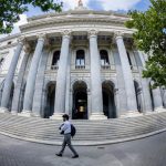 El Ibex 35 pisa el acelerador en la media sesión y supera los 20.100 puntos