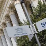 El Ibex 35 sube casi un 0,4% en la apertura y logra rebasar los 20.300 puntos, con el crudo a la baja