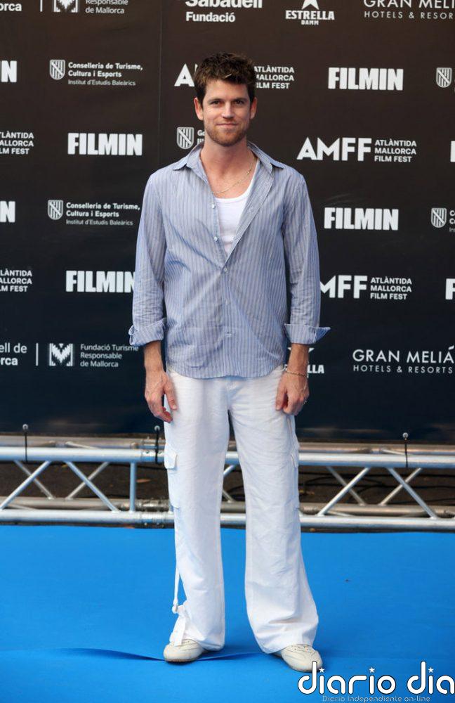 El impresionante look de Miguel Bernardeau en el Atlàntida Mallorca Film Fest: fresco, juvenil y desenfadado