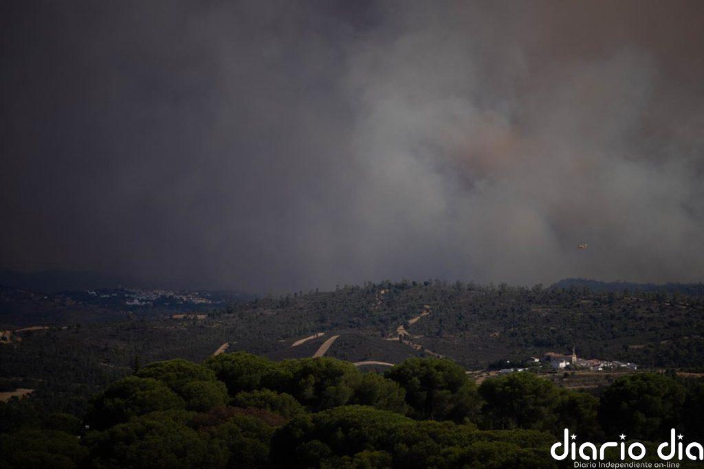 El incendio de Niebla (Huelva) no supera la provincia ni ofrece "ventana de oportunidad" manteniendo 681 desalojados