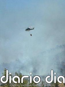 El incendio forestal en Casas de Millán sigue activo aunque "ha perdido fuerza" tras una "noche sin descanso"