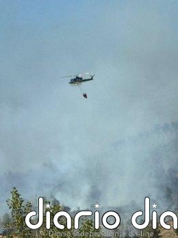 El incendio forestal en Casas de Millán sigue activo aunque "ha perdido fuerza" tras una "noche sin descanso" Incendio en Casas de Millán