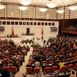El Parlamento de Turquía aprueba un proyecto de ley que suspende procesos y condenas a miembros del PKK